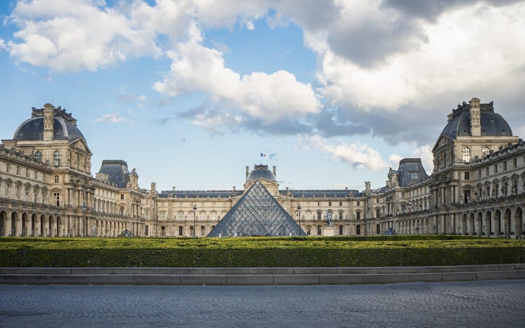 Discover the fascinating origins of the Musée du Louvre in Paris : why does this institution attract so many visitors ?