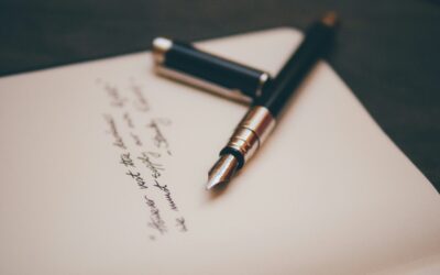 Comment l&rsquo;art d&rsquo;écrire des lettres à la plume revient-il comme un luxe intime et personnel ?