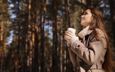 Les manteaux et capes d’inspiration royale adaptés à l’hiver moderne