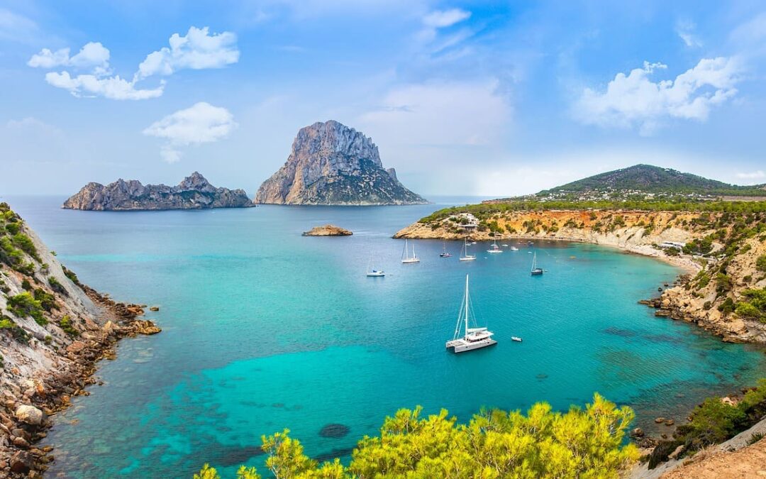 Peut-on profiter du meilleur des deux mondes : des escapades festives à Ibiza et des week-ends paisibles en Normandie ?