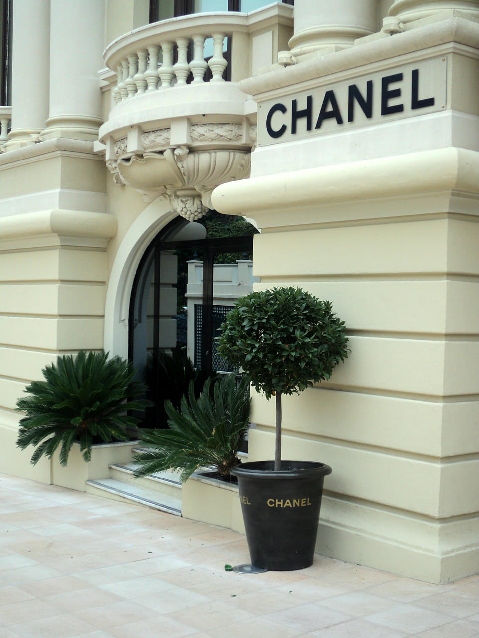 De l&rsquo;orphelinat à l&rsquo;icône mondiale : Comment Gabrielle Chanel a-t-elle transformé sa vie et redéfini la mode ?
